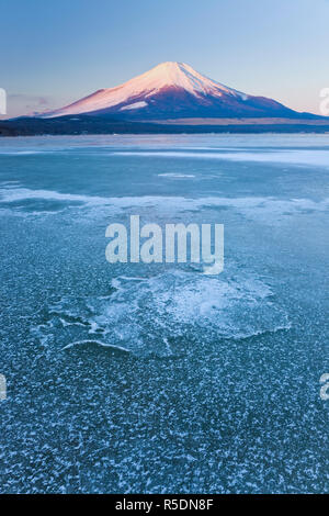 Glace du lac Yamanaka snowcovered avec le Mont Fuji en arrière-plan, le Japon Banque D'Images