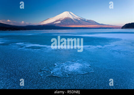 Glace du lac Yamanaka snowcovered avec le Mont Fuji en arrière-plan, le Japon Banque D'Images