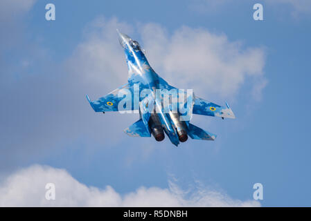 L'Armée de l'air ukrainienne Sukhoi Su-27 FLANKER fighter jet volant à la Royal International Air Tattoo, RIAT, RAF Fairford meeting aérien. Russe soviétique Banque D'Images