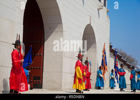 Corée, Séoul, Gyeongbokgung Palace - Gwanghwamun, l'entrée principale du palais, relève de la garde Banque D'Images