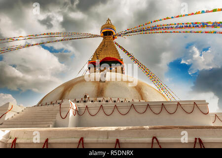 Boudha, bodhnath stupa Boudhanath ou avec les drapeaux de prières, le plus grand stupa bouddhiste et attraction touristique majeure dans la ville de Katmandou, Népal. Banque D'Images