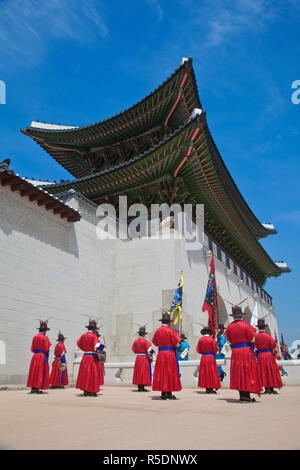 Corée, Séoul, Gyeongbokgung Palace - Gwanghwamun, l'entrée principale du palais, relève de la garde Banque D'Images