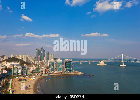 Gyeongsangnam-do, Corée, Busan, Gwangan - plage Gwangalli, Ariel voir d'Eobang Gwangalli beach Festival sur Gwangan, à droite est, pont Gwangan - Pont de Diamants Banque D'Images