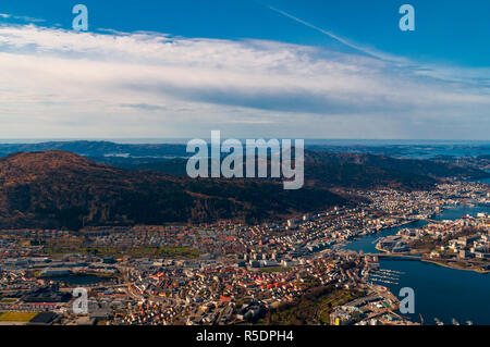 Une vue sur la belle ville de Bergen en Norvège lors d'une journée ensoleillée. Banque D'Images