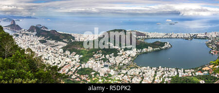 Vues du Christ la racheter Mountain sur le Pain de Sucre, Rio do Janeiro ville, banlieue et favelas, une vue imprenable sur les baies, d'îles et de la ville Banque D'Images
