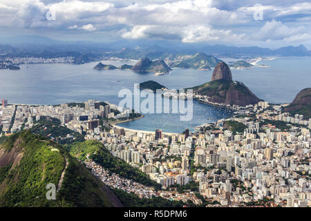 Vues du Christ la racheter Mountain sur le Pain de Sucre, Rio do Janeiro ville, banlieue et favelas, une vue imprenable sur les baies, d'îles et de la ville Banque D'Images