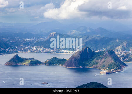 Vues du Christ la racheter Mountain sur le Pain de Sucre, Rio do Janeiro ville, banlieue et favelas, une vue imprenable sur les baies, d'îles et de la ville Banque D'Images
