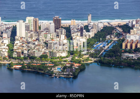 Vues du Christ la racheter au cours de la montagne Rio do Janeiro ville, banlieue et favelas, une vue imprenable sur les baies, d'îles, la plage et la ville Banque D'Images