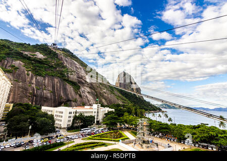 Vue sur mont du Pain de Sucre et de Rio de Janeiro, ville-banlieue et favelas, une vue imprenable sur les baies, d'îles, la plage et la ville Banque D'Images