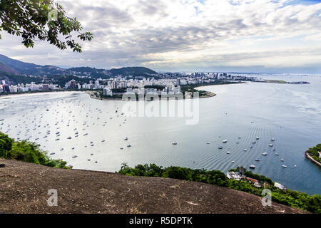Vues du Christ la racheter au cours de la montagne Rio do Janeiro ville, banlieue et favelas, une vue imprenable sur les baies, d'îles, la plage et la ville Banque D'Images