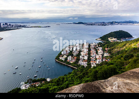 Vues du Christ la racheter au cours de la montagne Rio do Janeiro ville, banlieue et favelas, une vue imprenable sur les baies, d'îles, la plage et la ville Banque D'Images