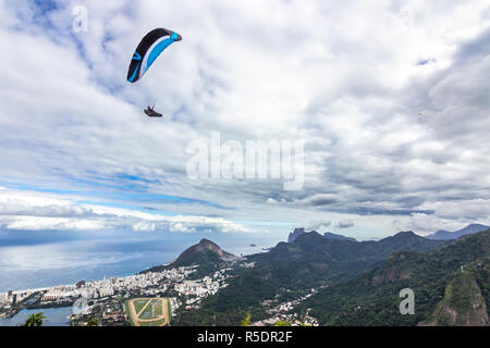 Vues du Christ la racheter plus d'une personne de montagne parapente et Rio do Janeiro ville, banlieue et favelas, une vue imprenable sur la ville Banque D'Images