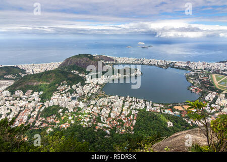 Vues du Christ la racheter au cours de la montagne Rio do Janeiro ville, banlieue et favelas, une vue imprenable sur les baies, d'îles, la plage et la ville Banque D'Images