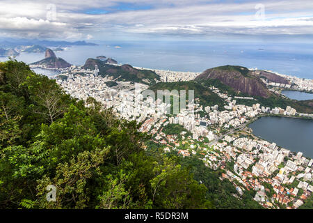 Vues du Christ la racheter au cours de la montagne Rio do Janeiro ville, banlieue et favelas, une vue imprenable sur les baies, d'îles, la plage et la ville Banque D'Images