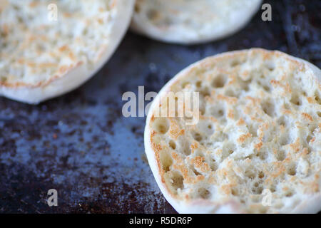 Muffins anglais grillé sur vieille casserole Banque D'Images