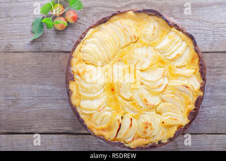 Tarte aux pommes et crème anglaise Banque D'Images