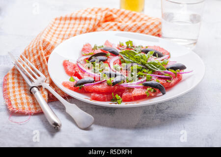 Salade de pamplemousse aux olives, l'oignon rouge, le Basilic Banque D'Images