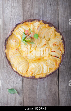 Tarte aux pommes et crème anglaise Banque D'Images