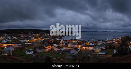 Vue panoramique d'une petite ville sur la côte de l'océan Atlantique au cours d'une sombre nuageux coucher du soleil. Pris dans Crow Head, North Twillingate Island, Terre-Neuve et Banque D'Images