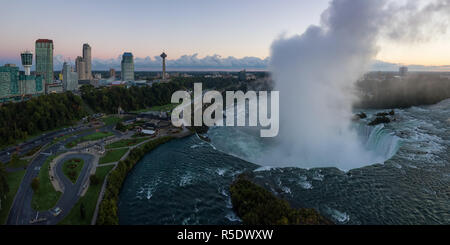 Belle vue aérienne Vue panoramique des chutes du Niagara au cours d'une vibrante le lever du soleil. Situé près de Toronto, Ontario, Canada. Banque D'Images