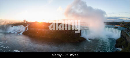 Belle vue aérienne Vue panoramique des chutes du Niagara au cours d'une vibrante le lever du soleil. Situé près de Toronto, Ontario, Canada. Banque D'Images