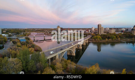 Vue panoramique de l'antenne d'un pont sur la rivière Saskatchewan au cours d'une vibrante lever du soleil pendant la saison d'automne. Prises à Saskatoon, SK, Canada. Banque D'Images