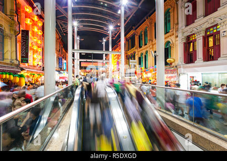 Singapour, marché de nuit animé et entrée du métro MTR Banque D'Images