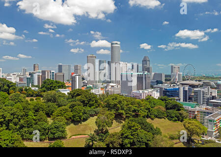 Singapour, augmentation de la vue sur Fort Canning Park et la ville moderne Banque D'Images