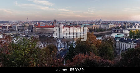 Vue aérienne de Prague, Tchéquie. Prague est la 14e plus grande ville de l'Europe et la capitale historique de la Bohême. Banque D'Images