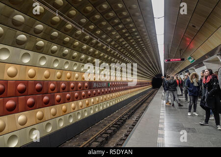 Prague, Tchéquie - Oct 26, 2018. Les passagers qui attendent à la station de métro à Prague, Tchéquie. Métro de Prague n'est qu'à 40 ans (ouvert en 1974) et Banque D'Images