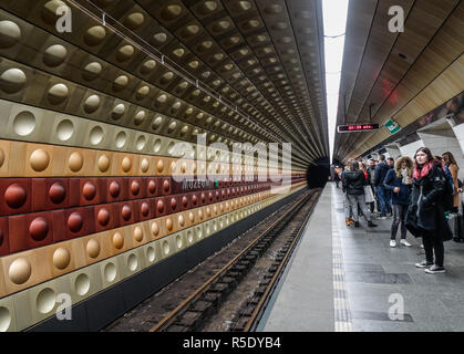 Prague, Tchéquie - Oct 26, 2018. Les passagers qui attendent à la station de métro à Prague, Tchéquie. Métro de Prague n'est qu'à 40 ans (ouvert en 1974) et Banque D'Images