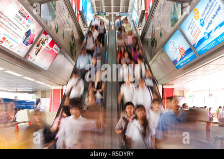 Frais généraux BTS Skytrain, système de transport de passagers sur un escalator, la gare centrale de Siam, Bangkok, Thaïlande Banque D'Images