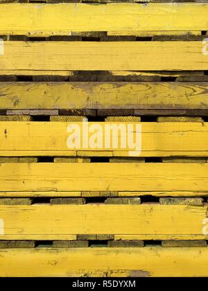 Palettes en bois jaune pour le transport en close-up Banque D'Images