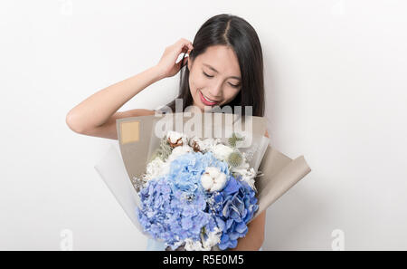 Jolie femme tenant un bouquet de fleurs Banque D'Images