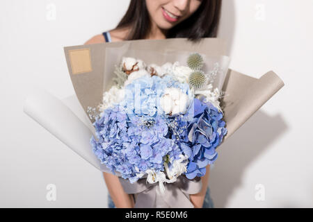 Jolie femme qui reçoit un bouquet de fleurs Banque D'Images