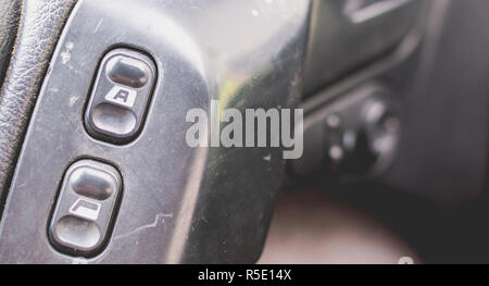 Tableau de bord voiture ancienne des années 90 Banque D'Images