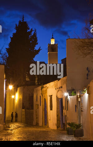 La Tunisie, Sidi Bou Saïd, rue et mosquée, soir Banque D'Images
