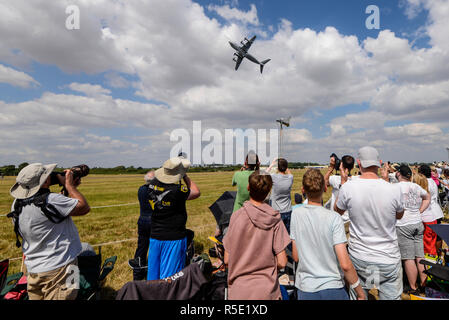 Foule regardant le spectacle aérien au Royal International Air Tattoo air show, riat, RAF Fairford. Avion de transport Airbus A400M bondissant dans les airs Banque D'Images