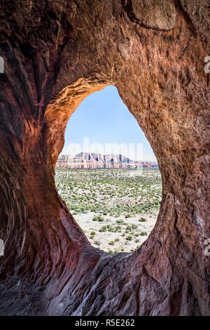 Dans une vallée désertique mesas sont vues de l'intérieur Robbers Roost, également appelé Shaman's Cave et Cave Hideout, non loin de Sedona, Arizona. Banque D'Images