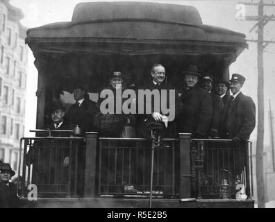 Comte von Bernstorff (au centre) et partie arrivant à Hoboken, New Jersey, après avoir quitté Washington, D.C., en route pour l'Allemagne ca. 1917-1918 Banque D'Images