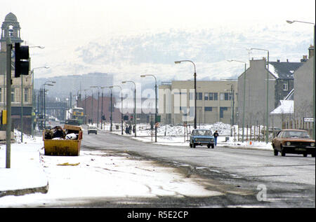 Une journée de décembre très froid à la Glasgow Road vers le bas à Clydebank. 1981 Banque D'Images