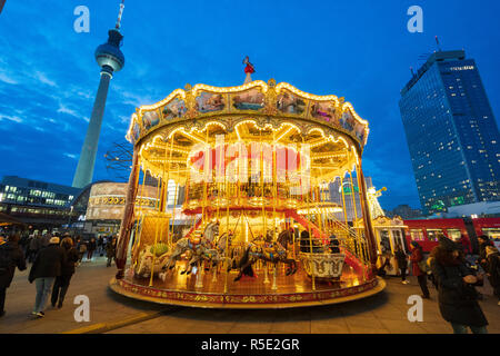 Marché de Noel à Alexanderplatz dans Mitte, Berlin, Allemagne. Sur la photo en hauteur double carousel Banque D'Images