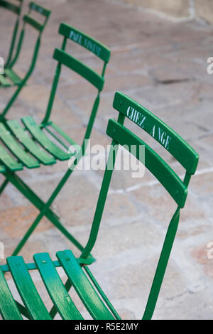 France, Corse, Corse-du-Sud et la région Corse, Côte Sud, Bonifacio, café chaises Banque D'Images