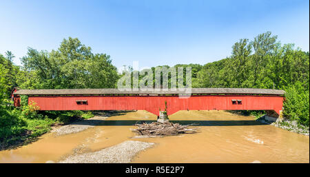 Construit en 1878, l'usine de cerf traverse le pont couvert de Sugar Creek dans le comté de Montgomery, dans l'Indiana rural. Banque D'Images