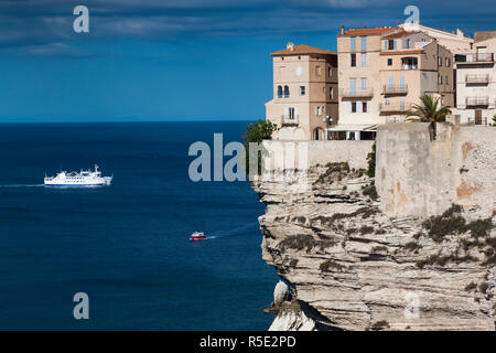 France, Corse, Corse-du-Sud et la région Corse, Côte Sud, Bonifacio, maisons falaise Banque D'Images