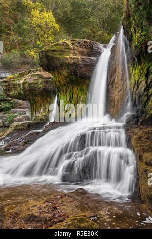 Toujours belle, même avec une réduction de débit au début de l'automne, la région de Cataract Falls, une chute d'Owen Comté (Indiana), et par les déversements en cascade sur Banque D'Images