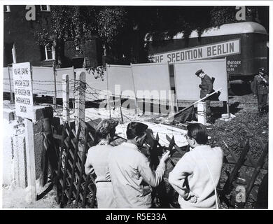 Octobre 1961 - Gardes allemands de l'est mis en place de grands panneaux pour masquer leurs actions depuis les yeux et caméras de West Berlinois et les journalistes du monde libre Banque D'Images