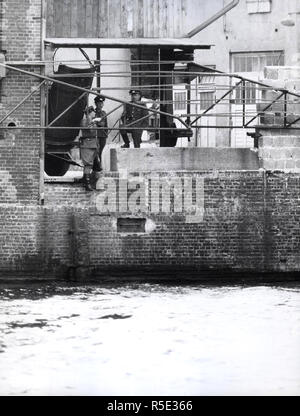 10/6/1961 - à ce site Volkspolizei a ouvert le feu à deux jeunes hommes de Berlin est essayer de fuir de l'autre côté de la Spree dans la nuit du 06 octobre, 1961 Banque D'Images