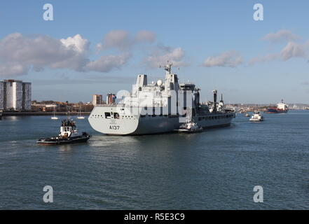 Les remorqueurs Escort auxiliaire de la Flotte royale reconstitution tanker TIDERACE dans le port de Portsmouth, Royaume-Uni le 30 novembre 2018 Banque D'Images