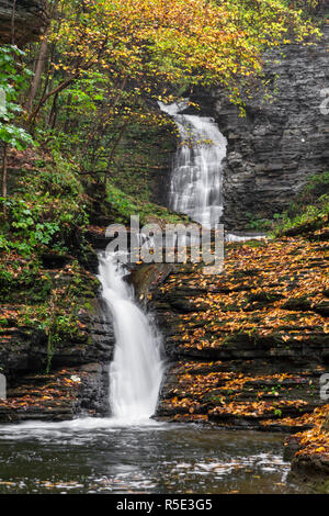 In Deckertown Falls, une belle cascade avec plusieurs gouttes dans Montour Falls, New York, est décoré avec des feuilles d'automne coloré. Banque D'Images